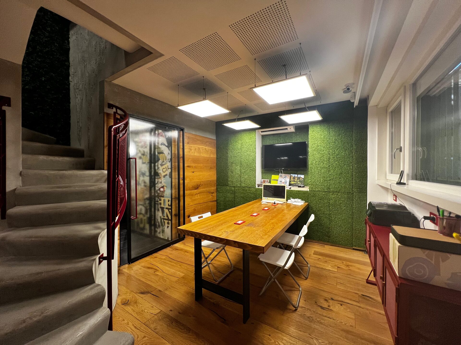 Grass Room - sala riunioni con parete verde coworking Roma